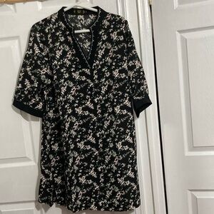 Women’s floral top knee length . Size available : S,M,L and XL . Color: black